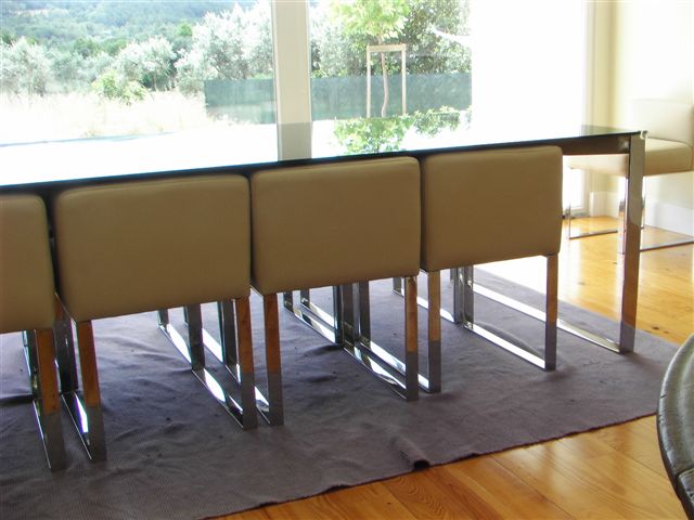 mesa e cadeiras com estrutura em aço inox brilhante
